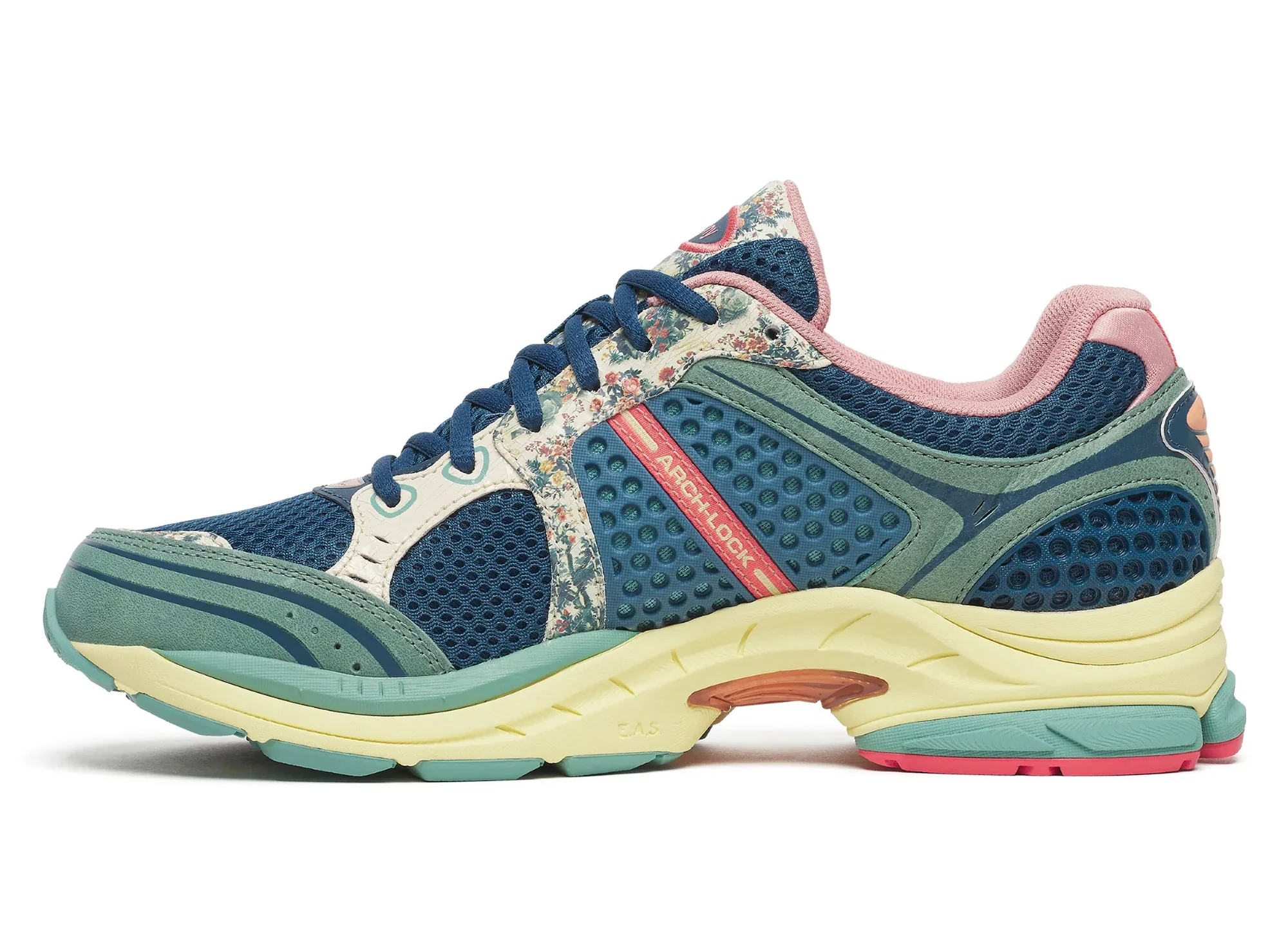 Saucony Progrid Triumph 4 in Blue / Beige - Image 3